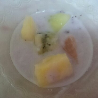 Ｗレポありがとうね♪林檎&キウイに色んなカットフルーツ入りで作りました(^^)チアシード切らしてるからブルーベリーヨーグルトで美味しく頂きました!